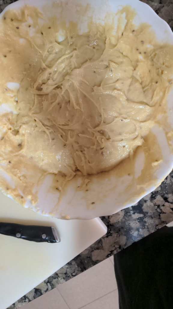 mezcla de masa de color beige claro. La masa parece tener una textura espesa y cremosa, con algunas pequeñas manchas oscuras que podrían ser semillas o especias. Le falta mucha harina para coger consistencia.