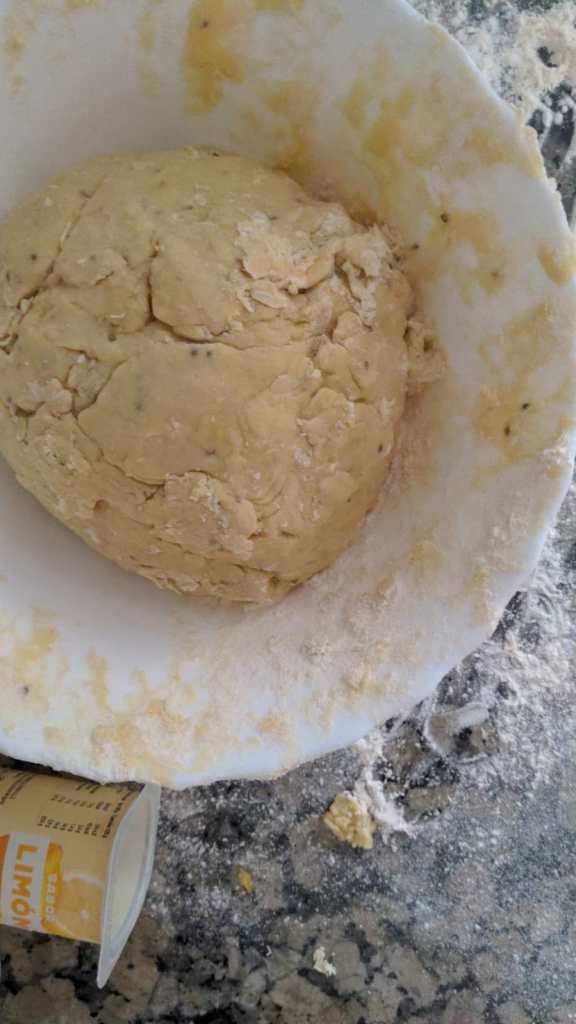 masa de color amarillo claro. Parece estar en proceso de preparación, con una textura algo rugosa y con algunas grietas visibles.